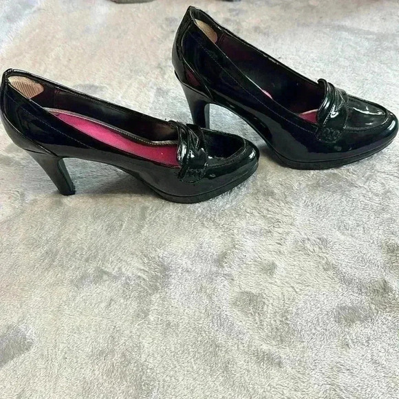 Attention - patent black high (3.5”) heels with memory foam inserts. - Picture 4 of 8